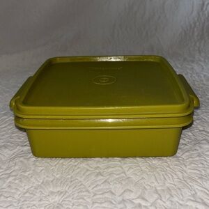 Tupperware Square Away Sandwich Keeper with Lid